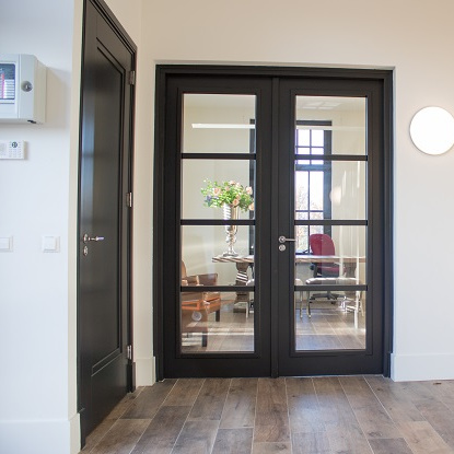 Binnendeuren en deurbeslag in koetshuis